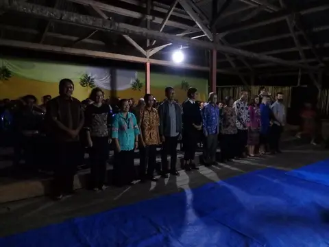 Acara Pemberian Penghormatan dalam adat Bádáꞌ kepada Tamu